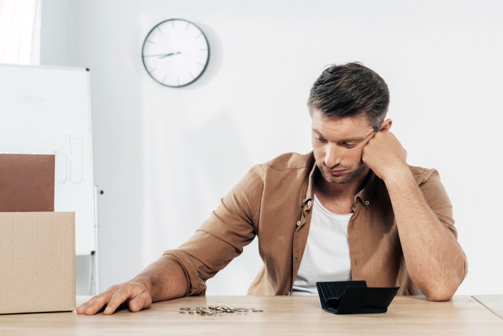 medium-shot-tired-man-with-coins_23-2148773988.jpg коробки