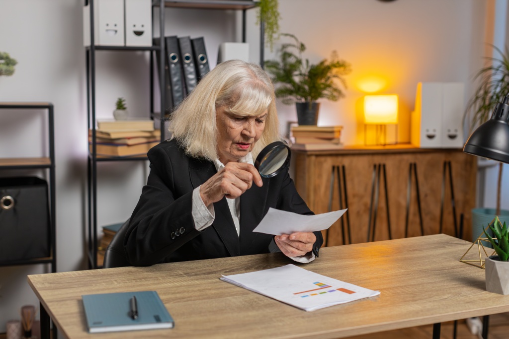 senior-businesswoman-looks-through-magnifying-glass-examine-reading-documents-home-office-desk.jpg лупа