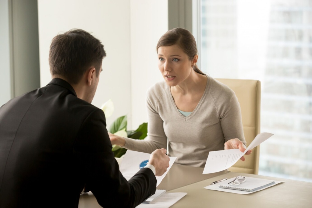 angry-businesswoman-arguing-with-businessman_1163-5359.jpg разговор