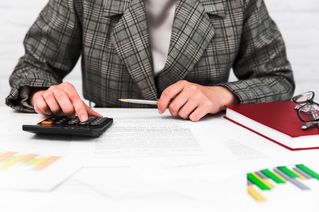 business-woman-working-office-desktop_23-2148194733.jpg пиджак