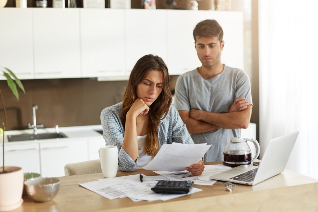 young-couple-checking-their-family-budget_273609-12990.jpg женщина